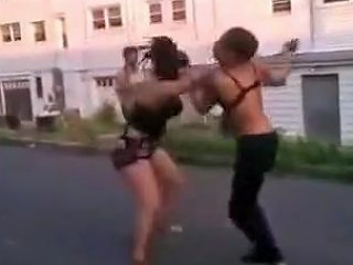Real Female Fight With A Couple Of Crazy Chicks